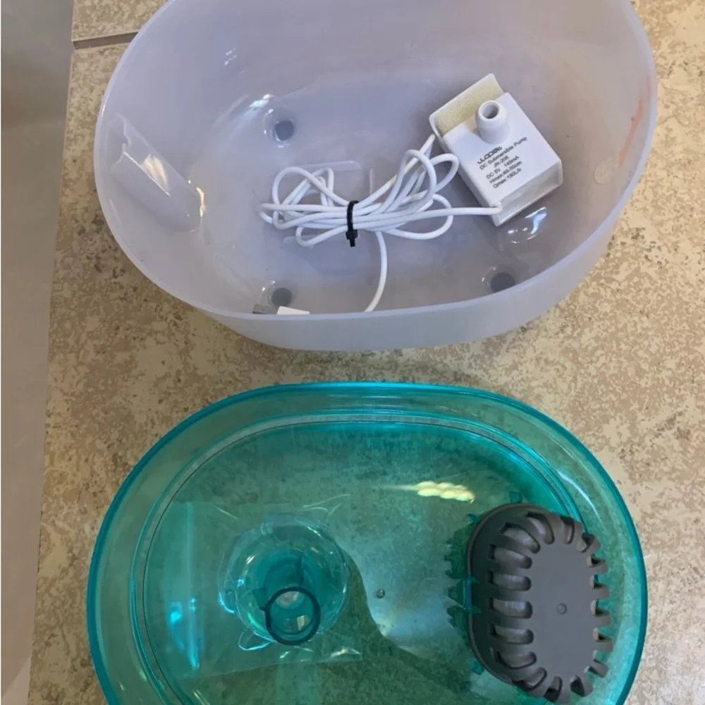 Olelica” Small Dog/ Cat Water Fountain, 71fl oz/2.1 L. Color: Aqua Blue